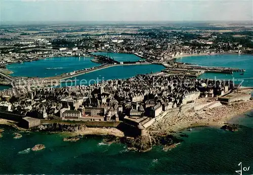 AK / Ansichtskarte Saint Malo_Ille et Vilaine_Bretagne Vue generale aerienne de la ville et des bassins Saint Malo_Ille et Vilaine