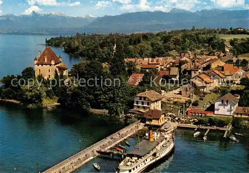AK / Ansichtskarte Yvoire Le Port et le Village dans le fond les montagnes du Chablais Yvoire