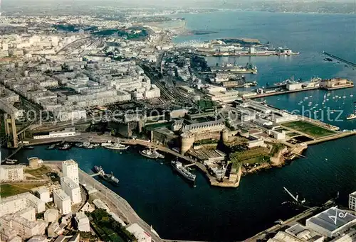 AK / Ansichtskarte Brest_Finistere Le Chateau a lentree de la Penfeld et le Port de Commerce Vue aerienne Brest_Finistere