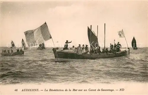 AK / Ansichtskarte Audierne La Benediction de la Mer sur un Canot de Sauvetage Audierne