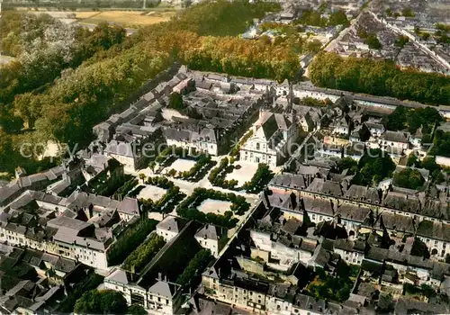 AK / Ansichtskarte Richelieu Eglise Place des Halles au fond la Porte de Loudun vue aerienne Richelieu