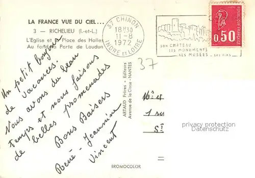 AK / Ansichtskarte Richelieu Eglise Place des Halles au fond la Porte de Loudun vue aerienne Richelieu