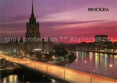 AK / Ansichtskarte Moscow_Moskva Ukraina Hotel skyscraper Nachtaufnahme Moscow Moskva