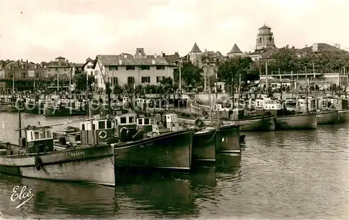 AK / Ansichtskarte Saint Jean de Luz Le Port et l Eglise Saint Jean de Luz