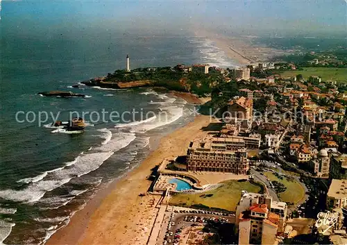 AK / Ansichtskarte Biarritz_Pyrenees_Atlantiques Grande Plage Hotel du Palais Hotel Miramar Phare vue aerienne Biarritz_Pyrenees