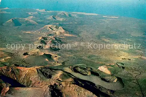 AK / Ansichtskarte Lanzarote_Kanarische Inseln Paisaje lunar de las Montanas del Fuego vista aerea Lanzarote