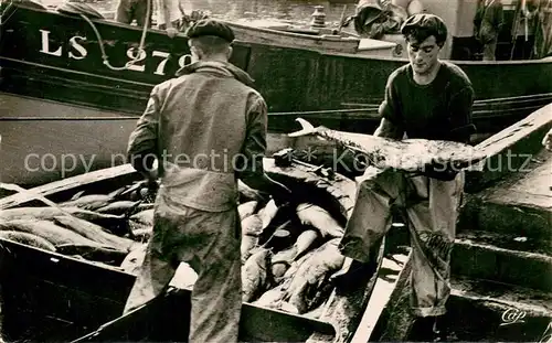 AK / Ansichtskarte Saint Jean de Luz Debarquement du Thon Saint Jean de Luz