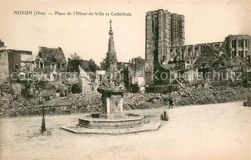 AK / Ansichtskarte Noyon_Oise Place de l Hotel de Ville et Cathedrale Fontaine Ruines Grande Guerre Truemmer 1. Weltkrieg Noyon_Oise