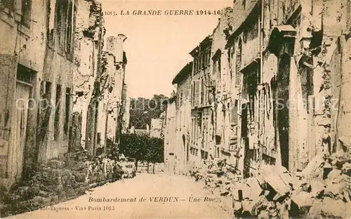 AK / Ansichtskarte Verdun_Meuse Une rue bombardee dans la ville Ruines Grande Guerre Truemmer 1. Weltkrieg Verdun Meuse