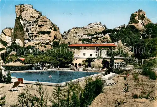 AK / Ansichtskarte Maussane les Alpilles L Oustau de Baumaniere et sa priscine a l entree du Val d enfer Maussane les Alpilles