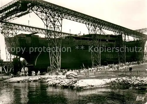 AK / Ansichtskarte Port de Bouc Chantiers et Ateliers de Provence Bateau en construction Port de Bouc