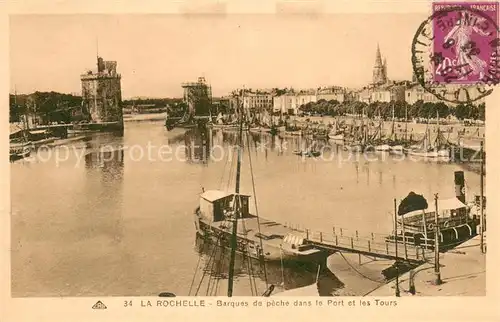 AK / Ansichtskarte La_Rochelle_Charente Maritime Barques de peche dans le Port et les Tours La_Rochelle