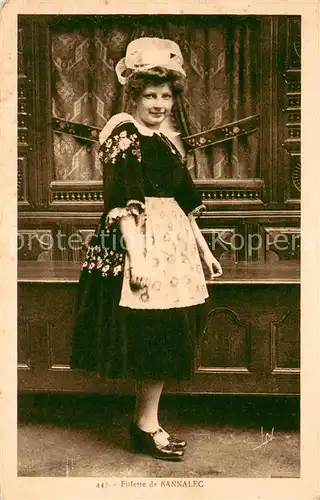 AK / Ansichtskarte Bannalec Une fillette Costumes Trachten Bannalec