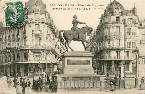 AK / Ansichtskarte Orleans_Loiret Place du Martroi Statue de Jeanne dArc par Foyatier Orleans_Loiret