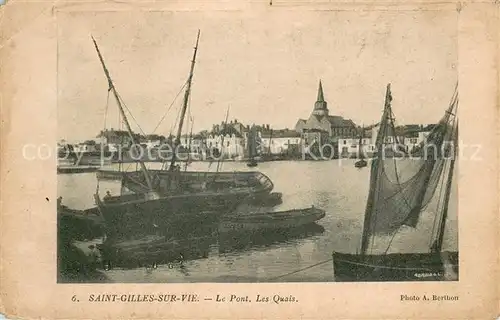 AK / Ansichtskarte Saint Gilles sur Vie_Vendee Le pont et les quais des bateaux Saint Gilles sur Vie