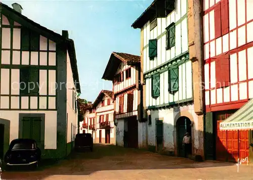 AK / Ansichtskarte Espelette Groupe de maisons joliment coloriees en bordure de rues tortueuses et pittoresques Espelette