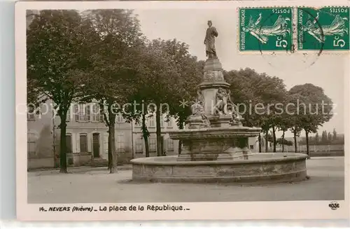 AK / Ansichtskarte Nevers_Nievre Place de la Republique Fontaine Statue Monument Nevers Nievre