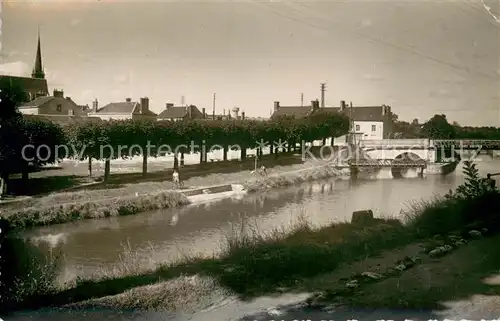 AK / Ansichtskarte Ouzouer sur Trezee Pont et Place de la Liberation Ouzouer sur Trezee