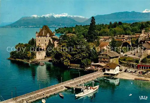 AK / Ansichtskarte Yvoire Port et chateau XIVe siecle dans le fond les Memises et Dent d Oche Yvoire