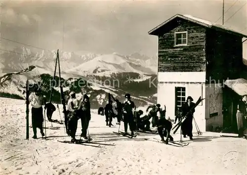AK / Ansichtskarte Megeve Skieurs a l arrivee au teleferique de la croix de Rochebrune Chaine des Aravis Alpes Megeve