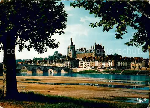 AK / Ansichtskarte Gien Pont sur la Loire Eglise Saint Pierre et Chateau du XVe siecle Gien