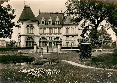 AK / Ansichtskarte Montargis_Loiret Jardin de l Hotel de Ville vers la Caisse d Epargne Monument Statue Montargis Loiret