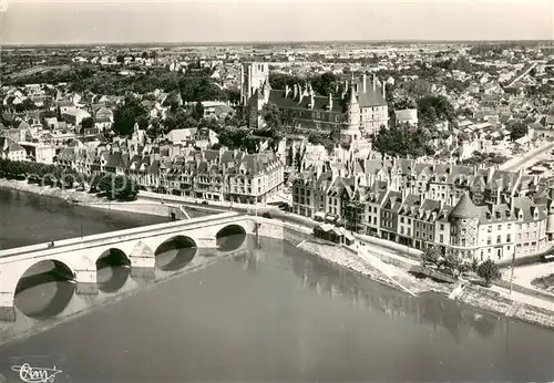 AK / Ansichtskarte Gien Pont sur la Loire Eglise vue aerienne Gien