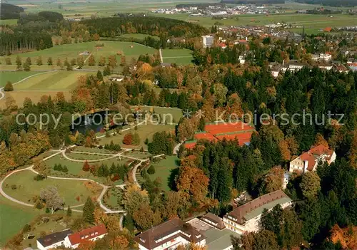 AK / Ansichtskarte Bad_Woerishofen Fliegeraufnahme mit Kurpark und Tennisanlage Bad_Woerishofen