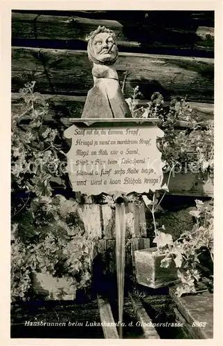 AK / Ansichtskarte Bruck_Grossglocknerstrasse Hausbrunnen beim Lukashansl Glocknerstrasse Schnitzereien Bruck