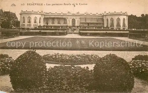 AK / Ansichtskarte Deauville sur Mer Les parterres fleuris et le Casino Deauville sur Mer