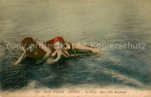 AK / Ansichtskarte Hyeres_les_Palmiers Deux jolies baigneuses sur la plage Hyeres_les_Palmiers