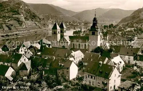 AK / Ansichtskarte Karden Stadtpanorama mit Kirche Moseltal Weinberge Karden