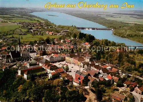 AK / Ansichtskarte Obernberg_Inn Marktplatz mit Marktbrunnen und alten Giebelhaeusern Fliegeraufnahme Obernberg Inn