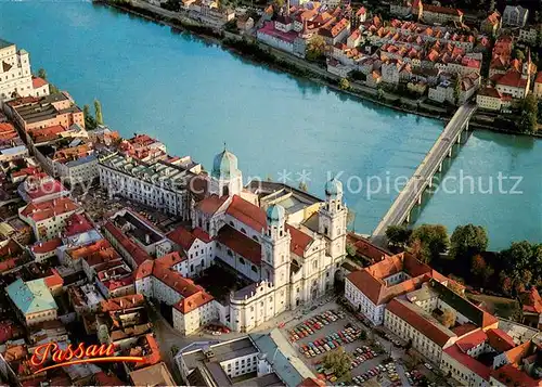 AK / Ansichtskarte Passau Fliegeraufnahme mit Residenzplatz Dom Domplatz und Innbruecke Passau