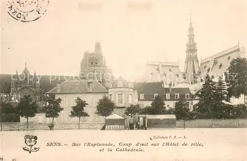 Sens_Yonne Esplanade Hotel de Ville et la Cathedrale Sens_Yonne