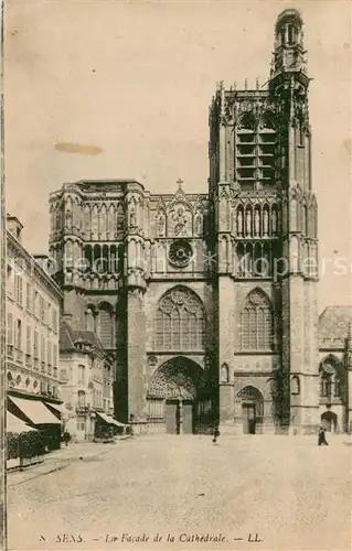 Sens_Yonne La facade de la cathedrale Sens_Yonne
