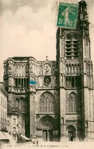 Sens_Yonne La facade de la cathedrale Sens_Yonne