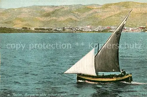 Toulon_Var Barque de peche rentrant au port Toulon_Var