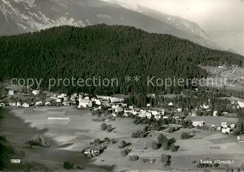 AK / Ansichtskarte Laax Dorf in den Alpen Fliegeraufnahme Laax