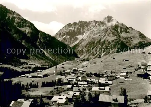 AK / Ansichtskarte Hirschegg_Kleinwalsertal_Vorarlberg Gesamtansicht mit Blick zum Widderstein Allgaeuer Alpen Hirschegg_Kleinwalsertal