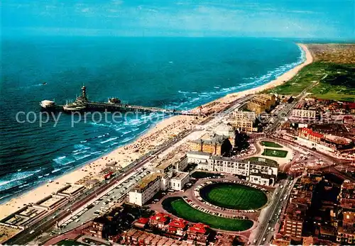 AK / Ansichtskarte Scheveningen Boulevard en Zee Fliegeraufnahme Scheveningen