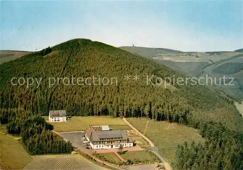 AK / Ansichtskarte Schmallenberg Berghotel Hoher Knochen mit Dependance Fliegeraufnahme Schmallenberg