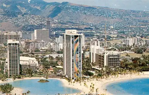 AK / Ansichtskarte Waikiki The Hilton Hawaiian Village this hotel complex with its Rainbow Tower from the shor of Duke Kanamohu Beach 