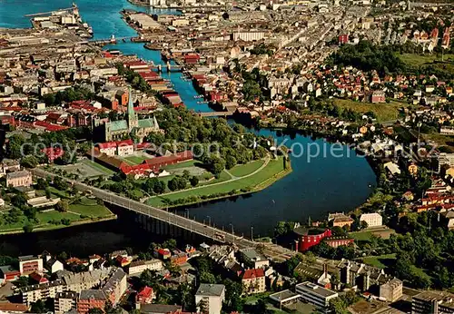 AK / Ansichtskarte Trondheim Parti fra byen med Domkirken Nidelven Fliegeraufnahme Trondheim
