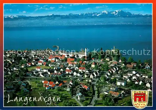 AK / Ansichtskarte Langenargen_Bodensee mit Blick zu den Alpen Fliegeraufnahme Langenargen Bodensee