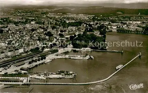 AK / Ansichtskarte Konstanz_Bodensee Fliegeraufnahme mit Hafen und Stadt Konstanz_Bodensee