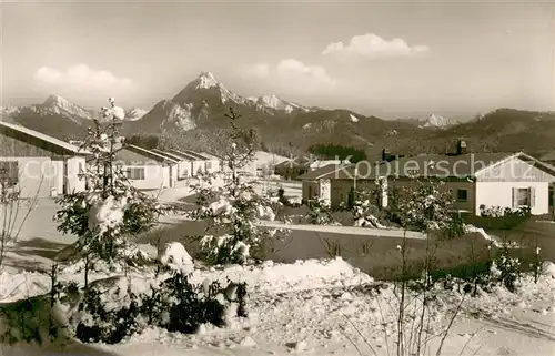 AK / Ansichtskarte Weissensee_Fuessen Ferien Landhaeuser mit Straussberg und Saeuling Weissensee Fuessen