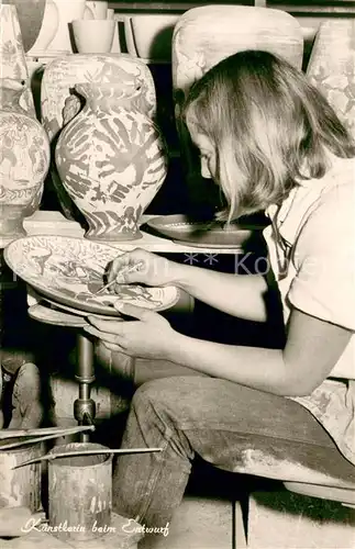 AK / Ansichtskarte Altstaedten_Allgaeu Allgaeuer Kunstkeramik Werkstaette Kuenstlerin beim Entwurf Altstaedten_Allgaeu