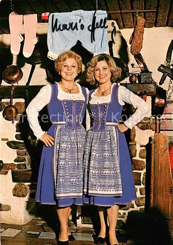 AK / Ansichtskarte Reit_Winkl Gasthof Zum Kuhstall mit Maria und Margot Hellwig Reit_Winkl