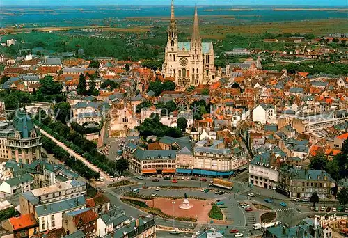 AK / Ansichtskarte Chartres_Eure_et_Loir Vue aerienne La place des Epars et la facade de la cathedrale  Chartres_Eure_et_Loir